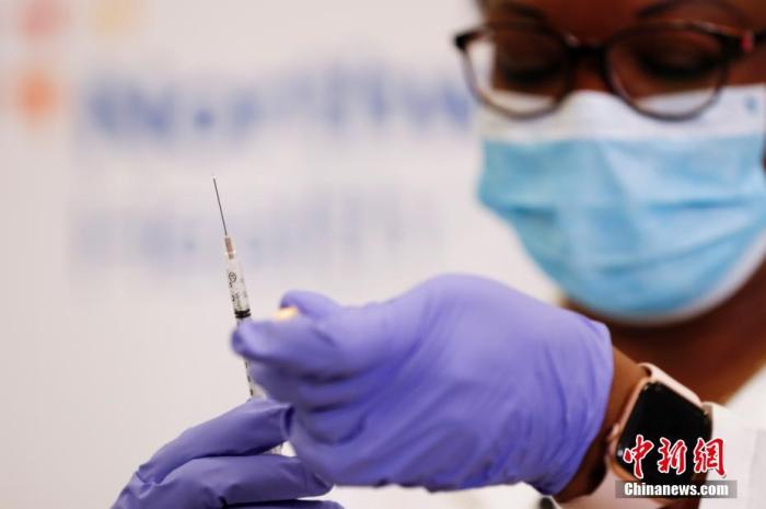 当地时间12月14日，纽约长岛犹太医疗中心护士准备注射新冠疫苗。当日，辉瑞公司首批近300万剂新冠疫苗陆续运抵美国各地。 中新社记者 廖攀 摄