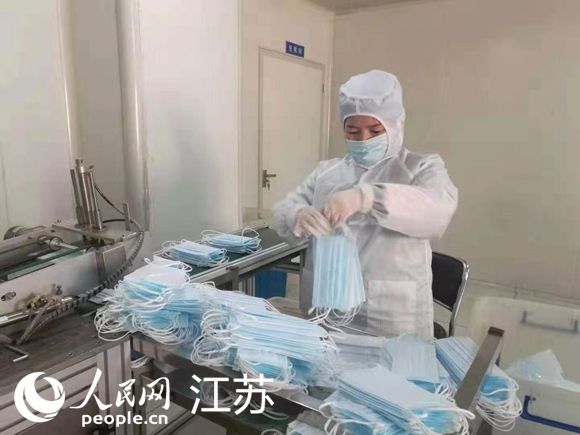 淮安市中兴医药科技有限公司提前恢复口罩产能,工人两班倒全速生产.图片