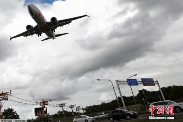 当地时间2020年12月9日，一架波音737 Max飞机准备在巴西阿雷格里港的Salgado Filho机场降落。